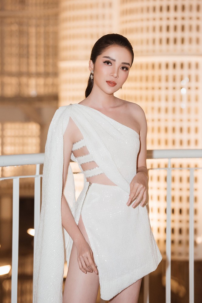 H'Hen Niê, Lệ Hằng đọ sắc vóc nóng bỏng tại hậu trường chụp ảnh bikini - ảnh 7