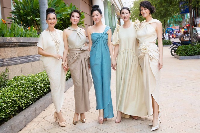 Hoa hậu Tiểu Vy gây sốt khi để mặt mộc đọ sắc bên Á hậu Phương Nga, Thuý An - ảnh 9