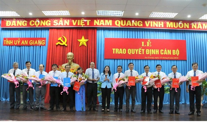 Điều động, bổ nhiệm nhân sự 10 địa phương - ảnh 1
