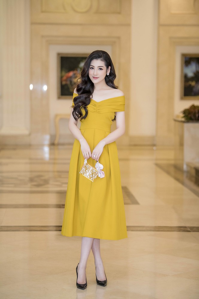 Á hậu Tú Anh khoe vai trần gợi cảm gây xao xuyến - ảnh 1