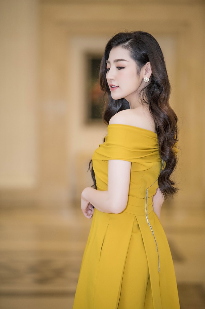 Á hậu Tú Anh khoe vai trần gợi cảm gây xao xuyến - ảnh 2