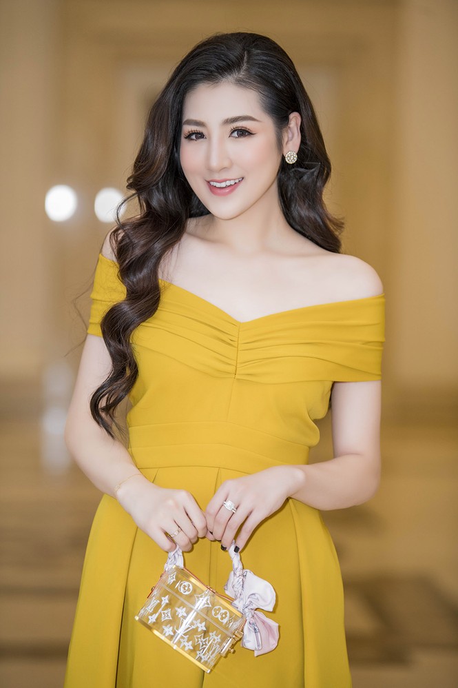 Á hậu Tú Anh khoe vai trần gợi cảm gây xao xuyến - ảnh 3