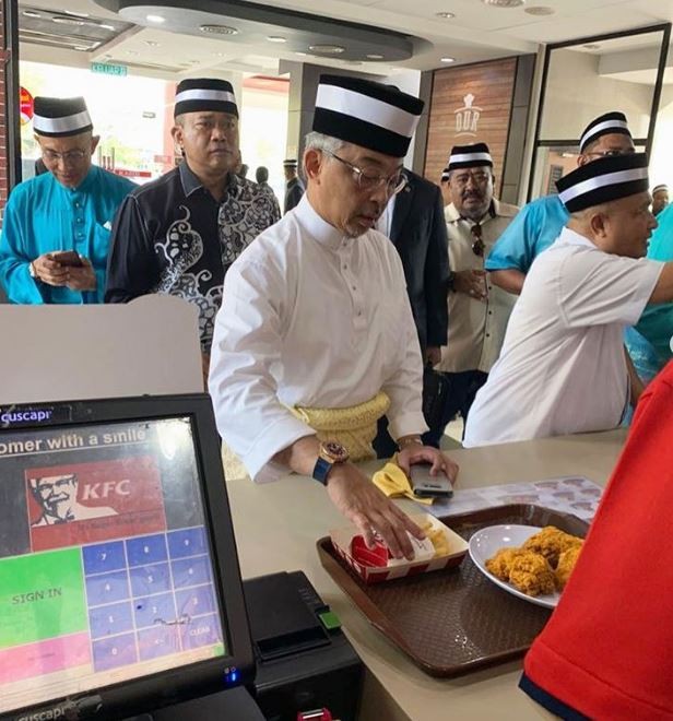 Vua Malaysia dừng xe, hỗ trợ người bị tai nạn giao thông gây ‘sốt’ - ảnh 1