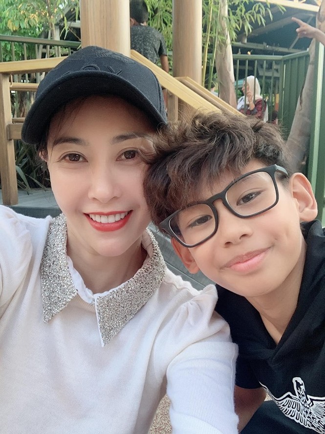 Á hậu Thanh Tú xinh đẹp rạng rỡ trong tiệc đầy tháng của con trai - ảnh 4