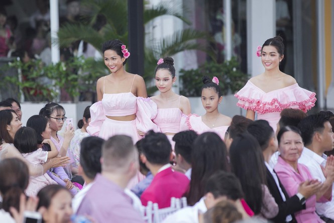 H'Hen Niê và Lệ Hằng thân thiết như chị em, cùng làm vedette trên sàn catwalk - ảnh 6
