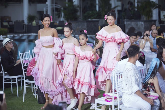 H'Hen Niê và Lệ Hằng thân thiết như chị em, cùng làm vedette trên sàn catwalk - ảnh 7