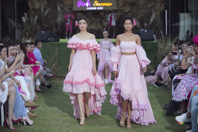H'Hen Niê và Lệ Hằng thân thiết như chị em, cùng làm vedette trên sàn catwalk - ảnh 8