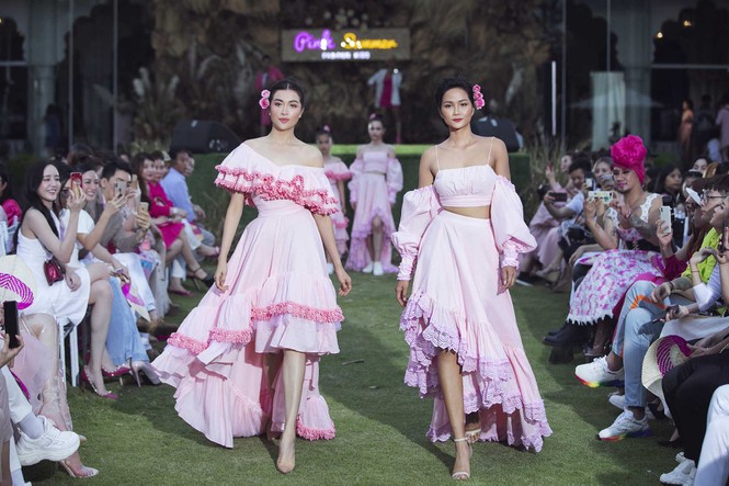 H'Hen Niê và Lệ Hằng thân thiết như chị em, cùng làm vedette trên sàn catwalk - ảnh 9