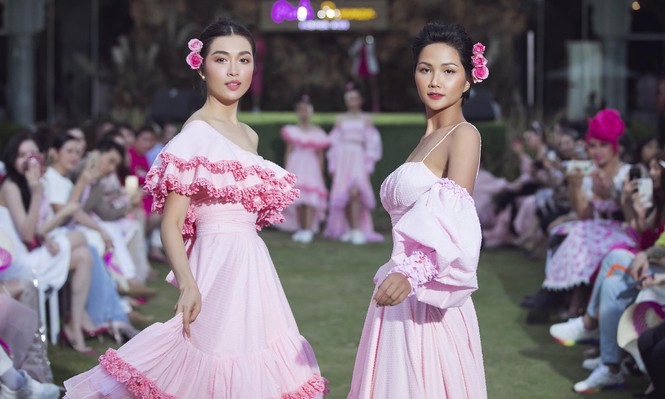 H'Hen Niê và Lệ Hằng thân thiết như chị em, cùng làm vedette trên sàn catwalk - ảnh 10
