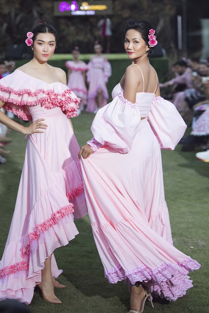 H'Hen Niê và Lệ Hằng thân thiết như chị em, cùng làm vedette trên sàn catwalk - ảnh 11