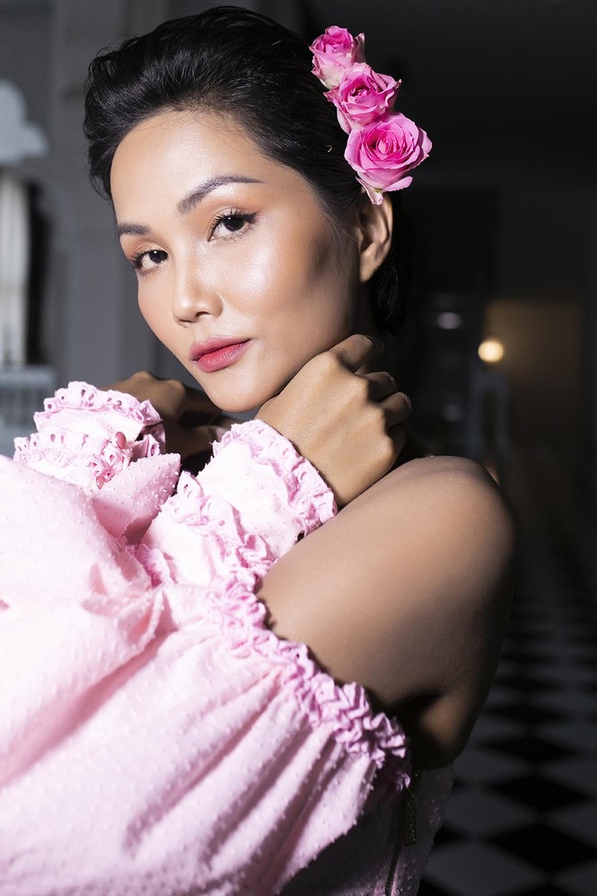 H'Hen Niê và Lệ Hằng thân thiết như chị em, cùng làm vedette trên sàn catwalk - ảnh 3
