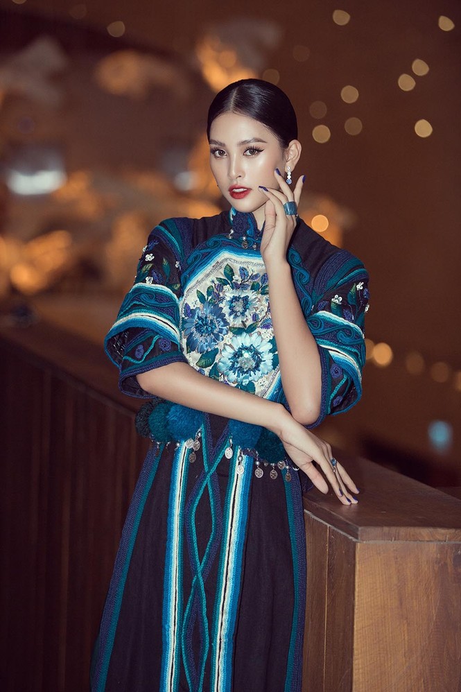 Hoa hậu Tiểu Vy, Á hậu Phương Nga đẹp ma mị với phong cách cổ trang - ảnh 2
