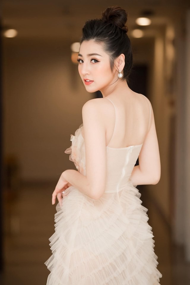 Hoàng Thuỳ khoe vòng một 'không phải dạng vừa' sau nghi án phẫu thuật thẩm mỹ - ảnh 8