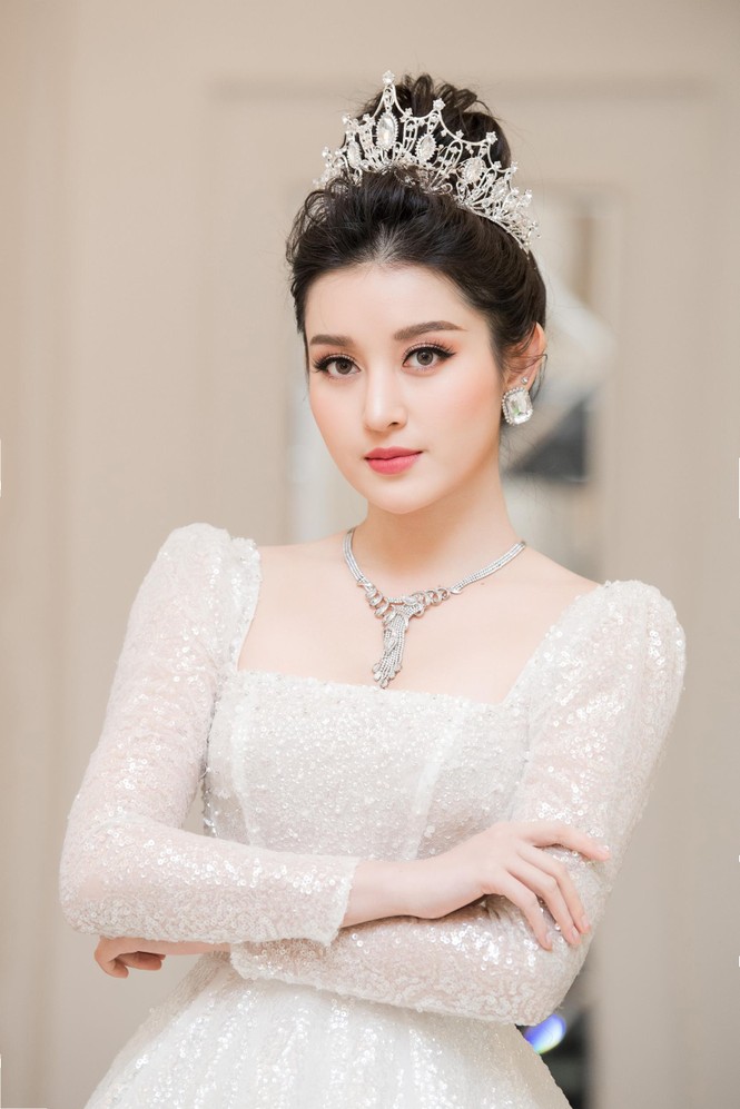 Hoàng Thuỳ khoe vòng một 'không phải dạng vừa' sau nghi án phẫu thuật thẩm mỹ - ảnh 16