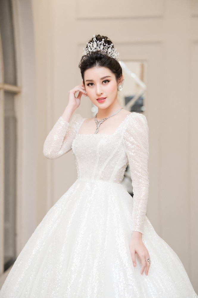 Hoàng Thuỳ khoe vòng một 'không phải dạng vừa' sau nghi án phẫu thuật thẩm mỹ - ảnh 17