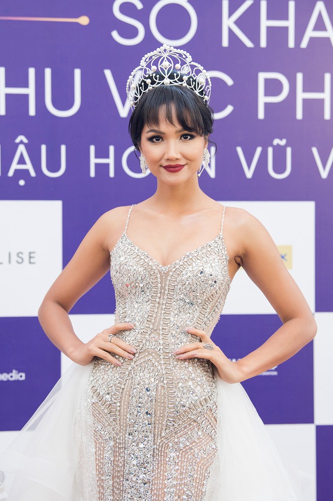 Thanh Hằng quyền lực tựa 'chị đại', H'Hen Niê tiếp tục khoe vòng một gợi cảm - ảnh 4