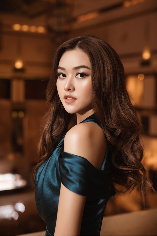 Á hậu Tường San, Kiều Loan đón Giáng sinh sớm với váy áo gam màu nóng bỏng - ảnh 3