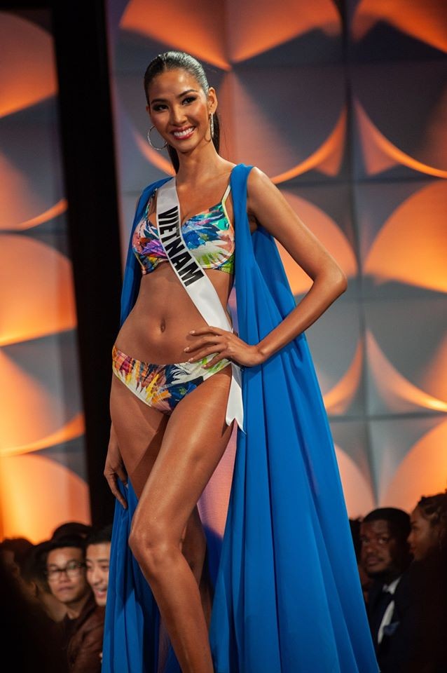 Màn diễn bikini 'rực lửa' của Hoàng Thuỳ và dàn thí sinh ở bán kết Miss Universe - ảnh 1