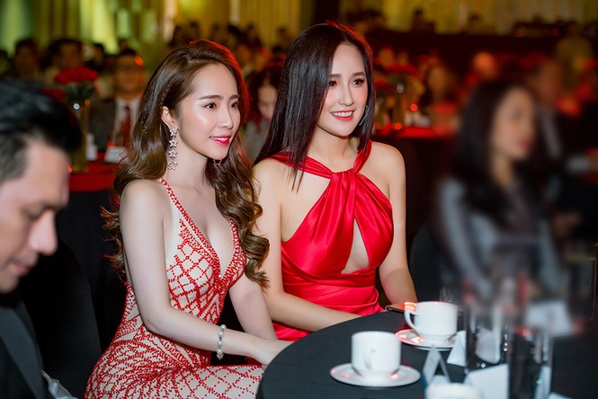 Quỳnh Nga khoe vòng 1 nóng bỏng, tình tứ bên Việt Anh giữa tin đồn tình cảm - ảnh 5