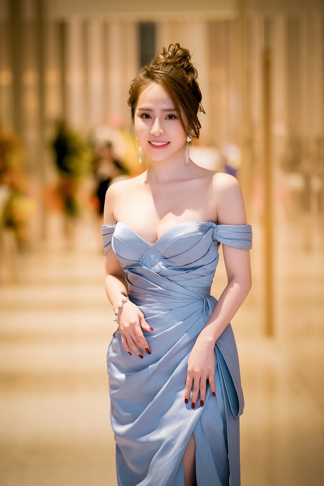Quỳnh Nga khoe vòng 1 nóng bỏng, tình tứ bên Việt Anh giữa tin đồn tình cảm - ảnh 9