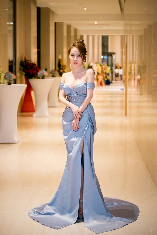 Quỳnh Nga khoe vòng 1 nóng bỏng, tình tứ bên Việt Anh giữa tin đồn tình cảm - ảnh 10