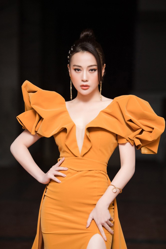 Phương Oanh 'Quỳnh búp bê' khoe vòng 1 gợi cảm làm vedettte trên sàn catwalk - ảnh 3