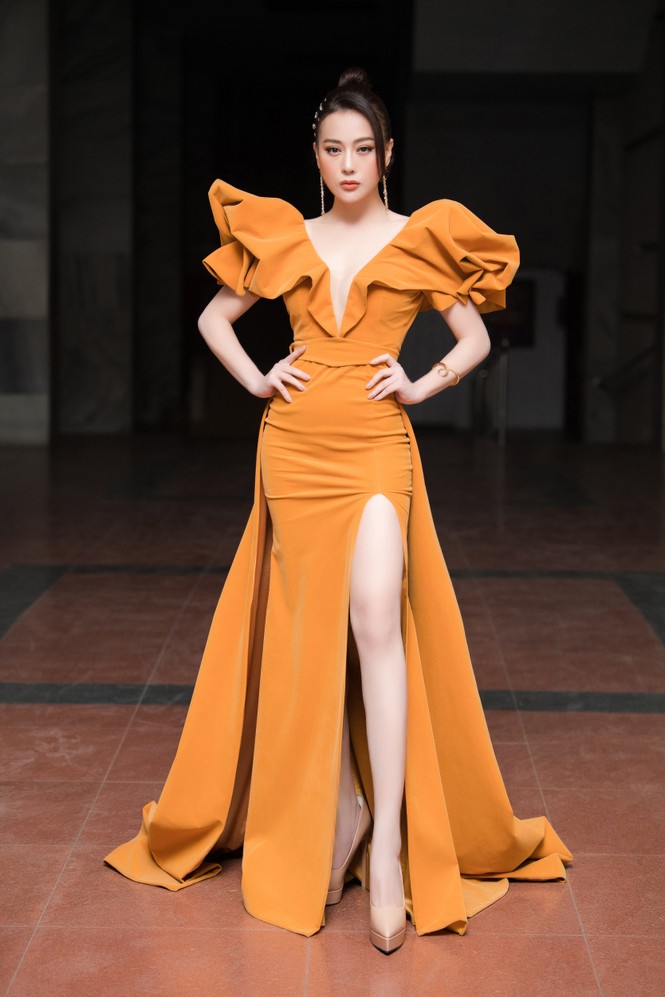 Phương Oanh 'Quỳnh búp bê' khoe vòng 1 gợi cảm làm vedettte trên sàn catwalk - ảnh 1