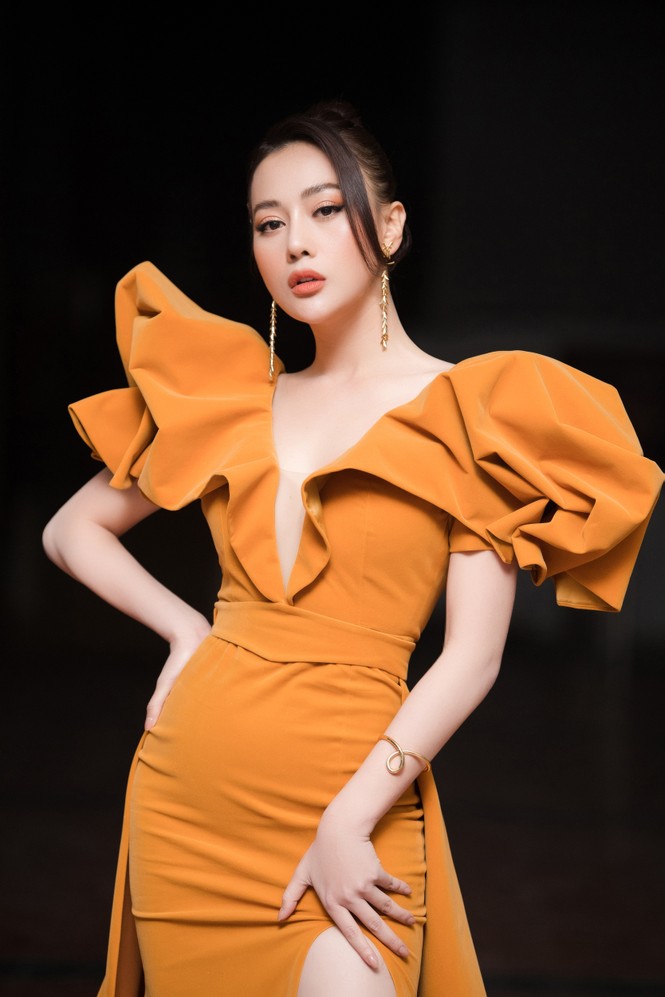 Phương Oanh 'Quỳnh búp bê' khoe vòng 1 gợi cảm làm vedettte trên sàn catwalk - ảnh 2