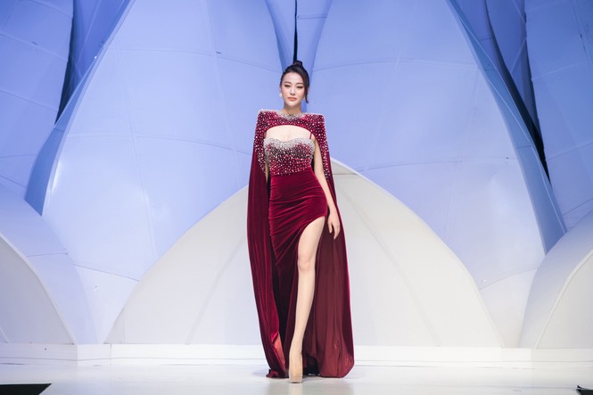 Phương Oanh 'Quỳnh búp bê' khoe vòng 1 gợi cảm làm vedettte trên sàn catwalk - ảnh 4