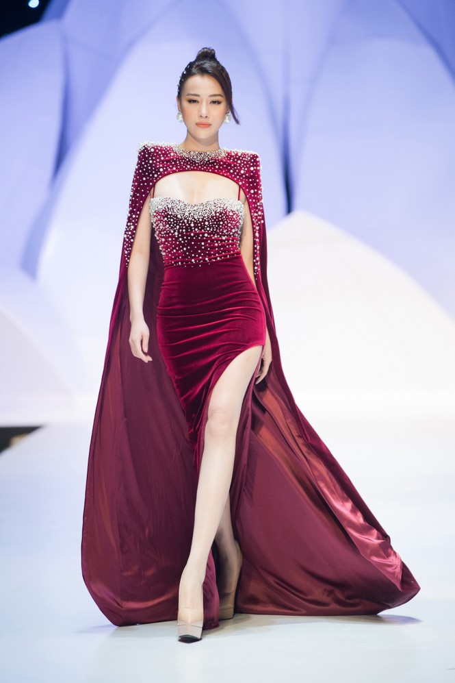 Phương Oanh 'Quỳnh búp bê' khoe vòng 1 gợi cảm làm vedettte trên sàn catwalk - ảnh 5