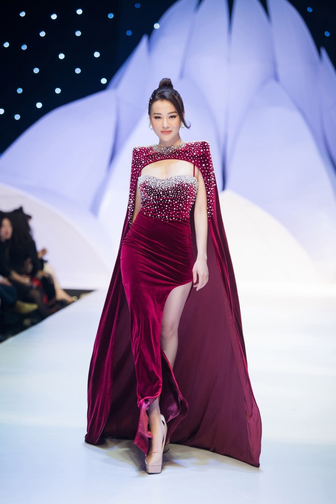 Phương Oanh 'Quỳnh búp bê' khoe vòng 1 gợi cảm làm vedettte trên sàn catwalk - ảnh 6