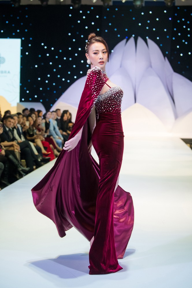 Phương Oanh 'Quỳnh búp bê' khoe vòng 1 gợi cảm làm vedettte trên sàn catwalk - ảnh 7