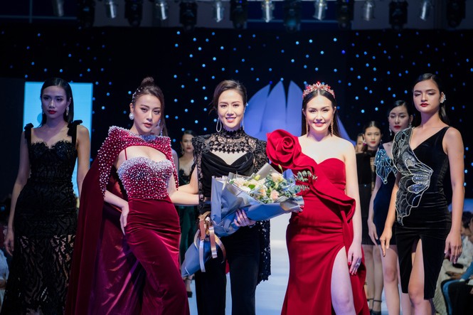 Phương Oanh 'Quỳnh búp bê' khoe vòng 1 gợi cảm làm vedettte trên sàn catwalk - ảnh 8