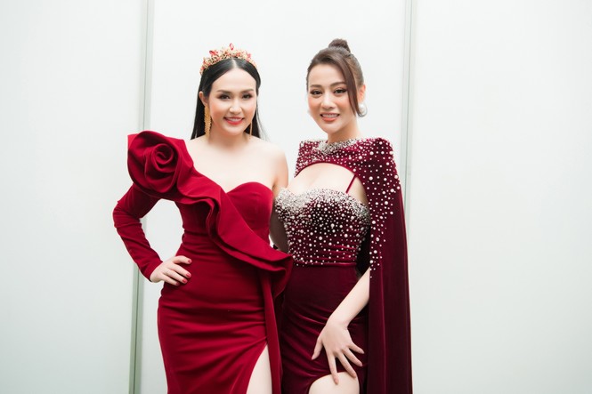 Phương Oanh 'Quỳnh búp bê' khoe vòng 1 gợi cảm làm vedettte trên sàn catwalk - ảnh 9