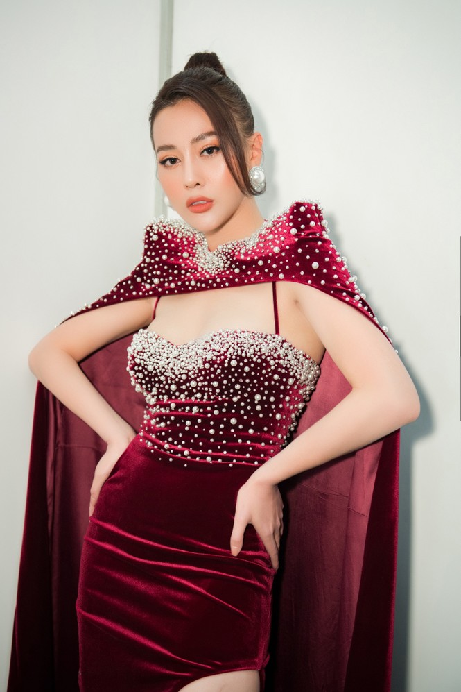 Phương Oanh 'Quỳnh búp bê' khoe vòng 1 gợi cảm làm vedettte trên sàn catwalk - ảnh 10