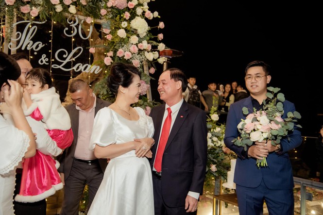 Bố mẹ Á hậu Thanh Tú tổ chức tiệc 30 năm ngày cưới hoành tráng và lãng mạn - ảnh 4