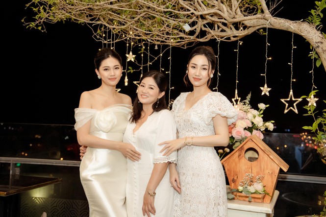Bố mẹ Á hậu Thanh Tú tổ chức tiệc 30 năm ngày cưới hoành tráng và lãng mạn - ảnh 2
