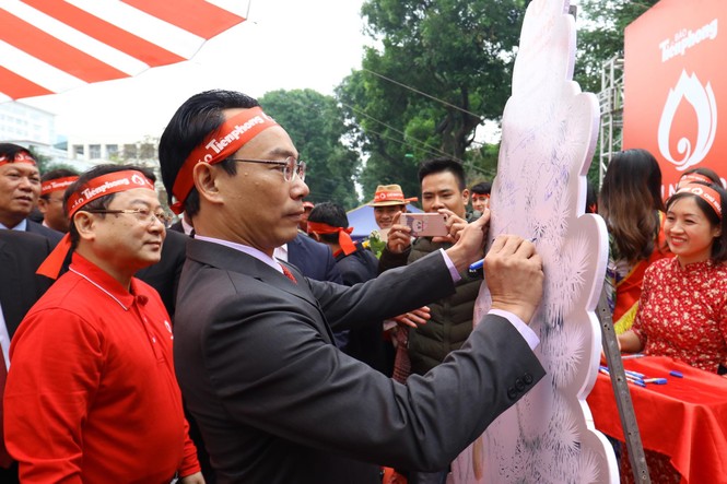 Phó Thủ tướng và các đại biểu ký tên lên cây thông Noel ở Chủ nhật Đỏ 2020 - ảnh 3