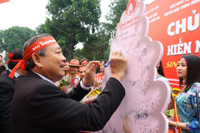 Phó Thủ tướng và các đại biểu ký tên lên cây thông Noel ở Chủ nhật Đỏ 2020 - ảnh 1