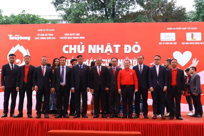 Phó Thủ tướng và các đại biểu ký tên lên cây thông Noel ở Chủ nhật Đỏ 2020 - ảnh 9