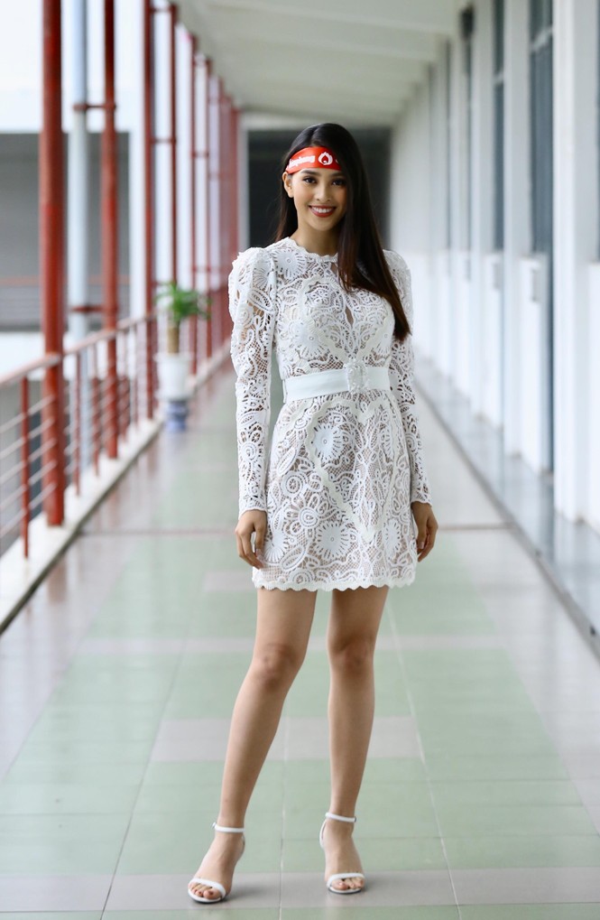 Hoa hậu Tiểu Vy và dàn người đẹp rạng rỡ tham dự ngày hội Chủ nhật Đỏ - ảnh 1