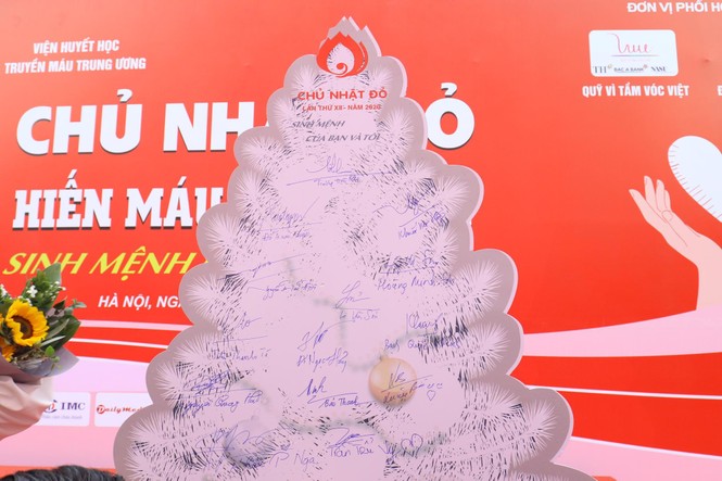 Phó Thủ tướng và các đại biểu ký tên lên cây thông Noel ở Chủ nhật Đỏ 2020 - ảnh 8