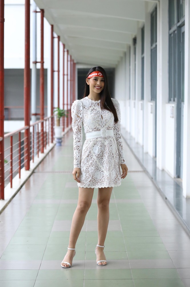 Hoa hậu Tiểu Vy và dàn người đẹp rạng rỡ tham dự ngày hội Chủ nhật Đỏ - ảnh 2