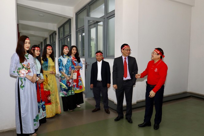 Hoa hậu Tiểu Vy và dàn người đẹp rạng rỡ tham dự ngày hội Chủ nhật Đỏ - ảnh 6