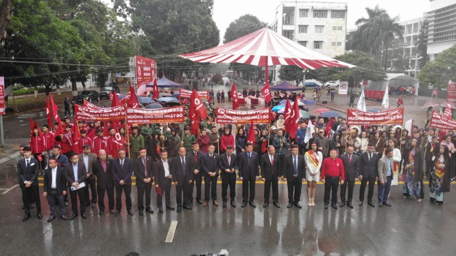 Hoa hậu Tiểu Vy và dàn người đẹp rạng rỡ tham dự ngày hội Chủ nhật Đỏ - ảnh 7