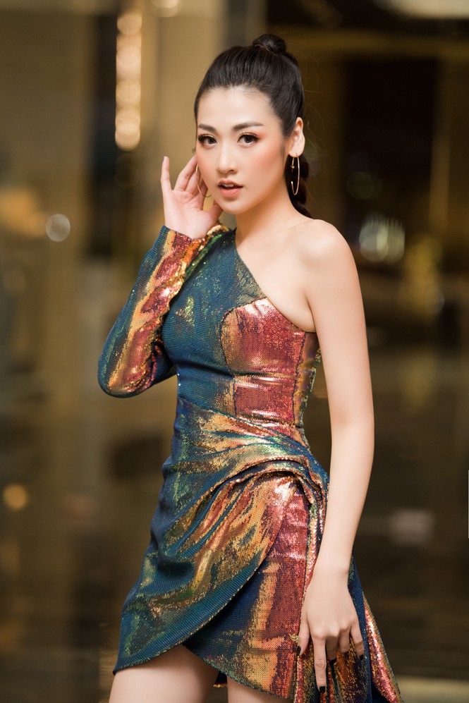 Đỗ Mỹ Linh, Tú Anh khoe vai trần gợi cảm hết nấc - ảnh 1