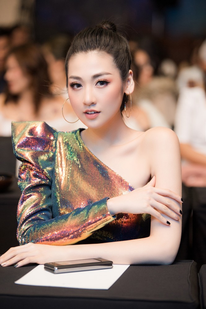 Đỗ Mỹ Linh, Tú Anh khoe vai trần gợi cảm hết nấc - ảnh 4