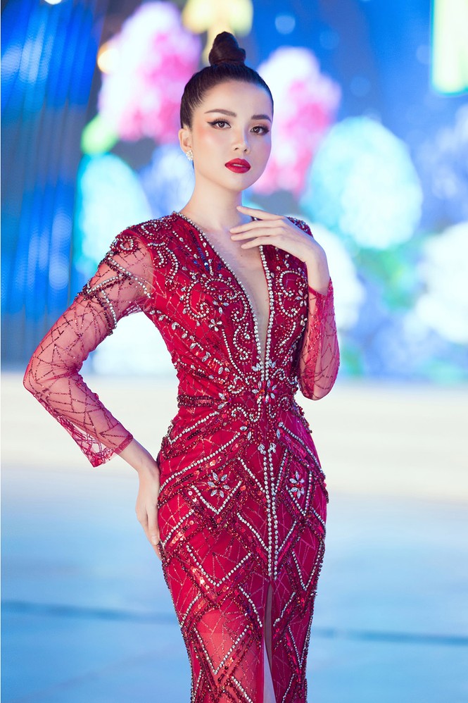 Diễm Trang khoe vòng 1 nóng bỏng, Lương Thuỳ Linh hoá công chúa tuyết đêm Noel - ảnh 6