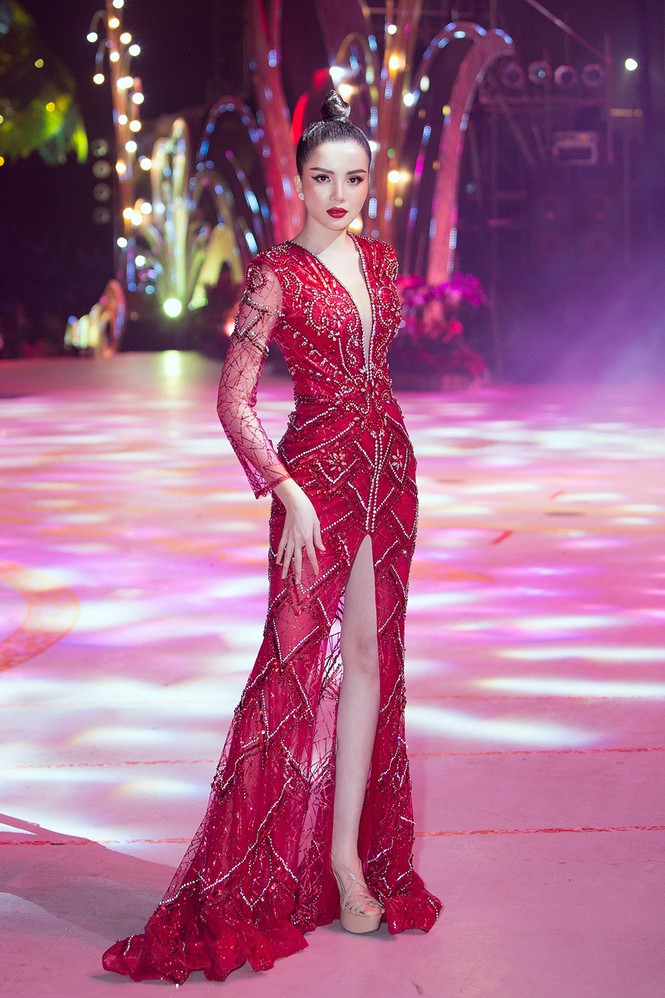 Diễm Trang khoe vòng 1 nóng bỏng, Lương Thuỳ Linh hoá công chúa tuyết đêm Noel - ảnh 5
