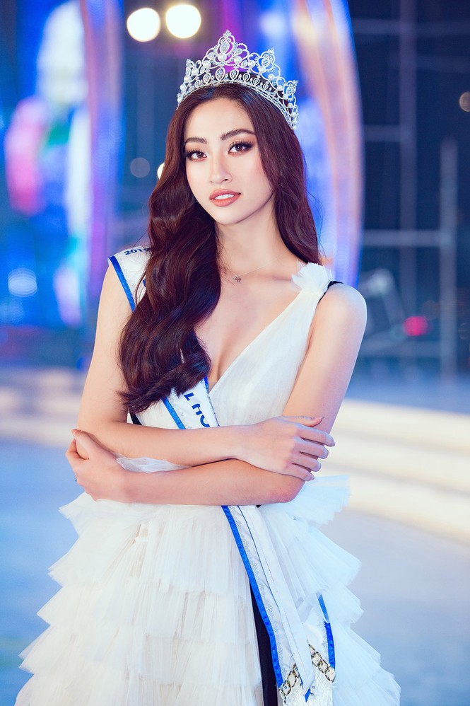 Diễm Trang khoe vòng 1 nóng bỏng, Lương Thuỳ Linh hoá công chúa tuyết đêm Noel - ảnh 2